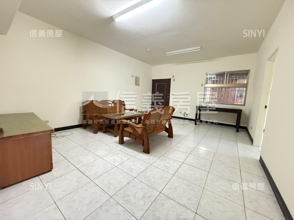 嶺東蔚藍海岸四房平車房屋室內格局與周邊環境