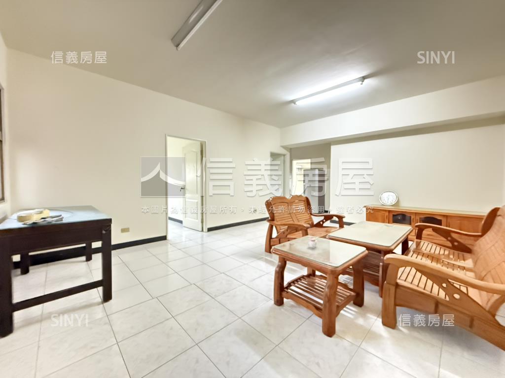 嶺東蔚藍海岸四房平車房屋室內格局與周邊環境