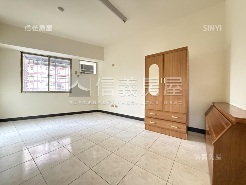 嶺東蔚藍海岸四房平車房屋室內格局與周邊環境