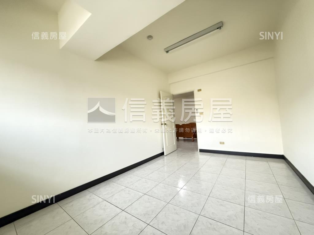 嶺東蔚藍海岸四房平車房屋室內格局與周邊環境