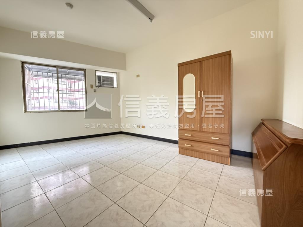 嶺東蔚藍海岸四房平車房屋室內格局與周邊環境