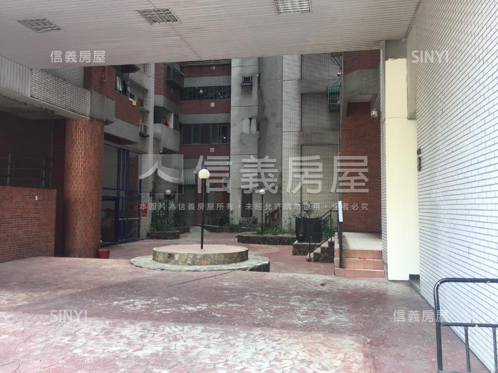 嶺東蔚藍海岸四房平車房屋室內格局與周邊環境