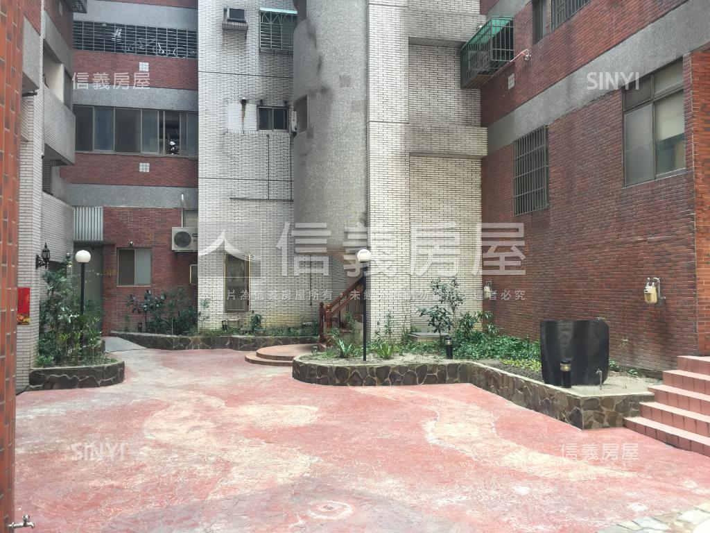 嶺東蔚藍海岸四房平車房屋室內格局與周邊環境