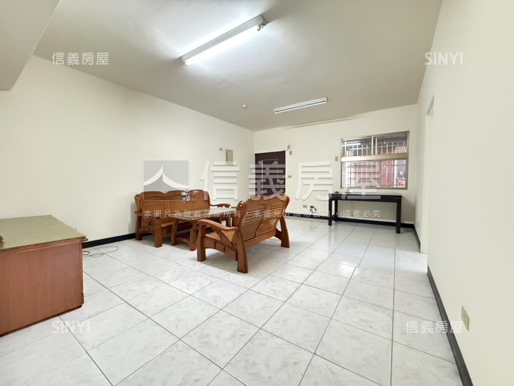 嶺東蔚藍海岸四房平車房屋室內格局與周邊環境