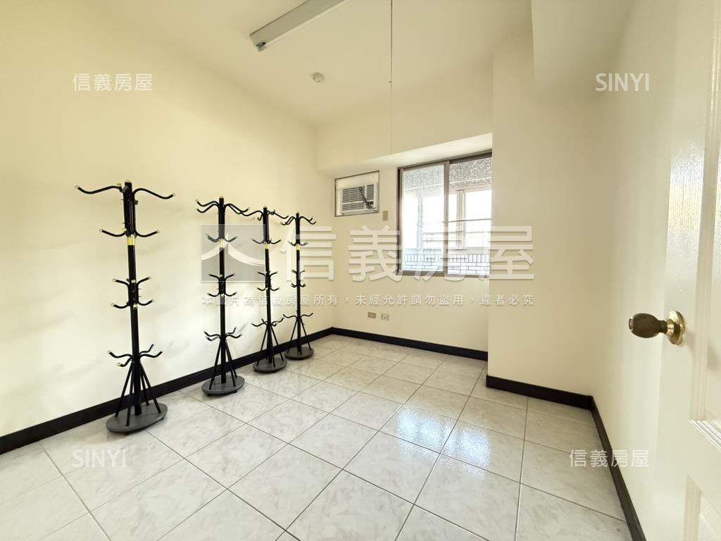 嶺東蔚藍海岸四房平車房屋室內格局與周邊環境