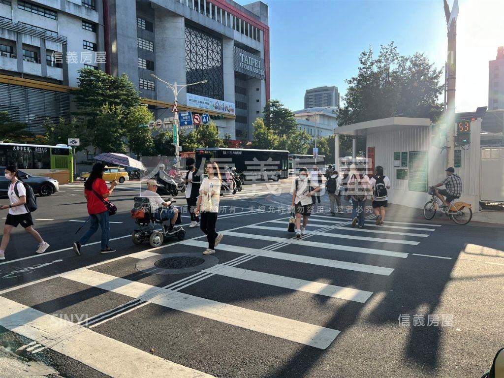 近【小巨蛋】優質店面房屋室內格局與周邊環境