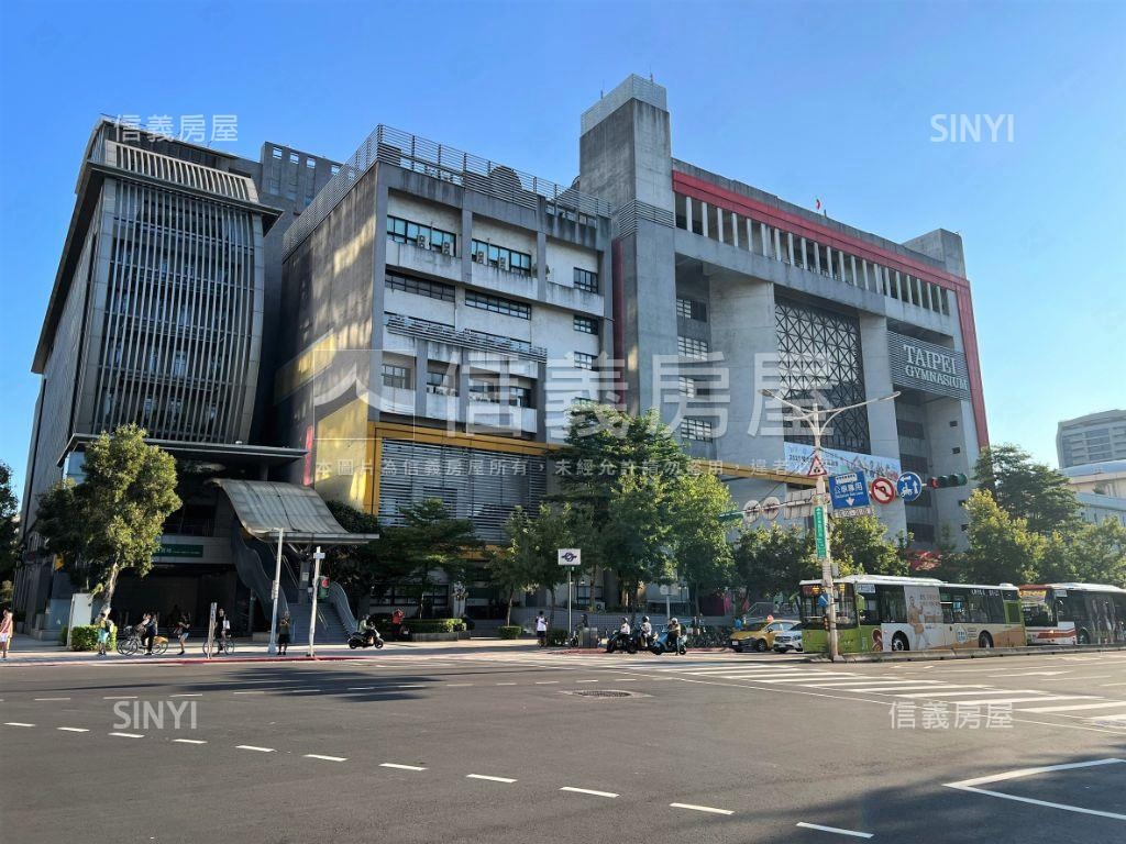 近【小巨蛋】優質店面房屋室內格局與周邊環境