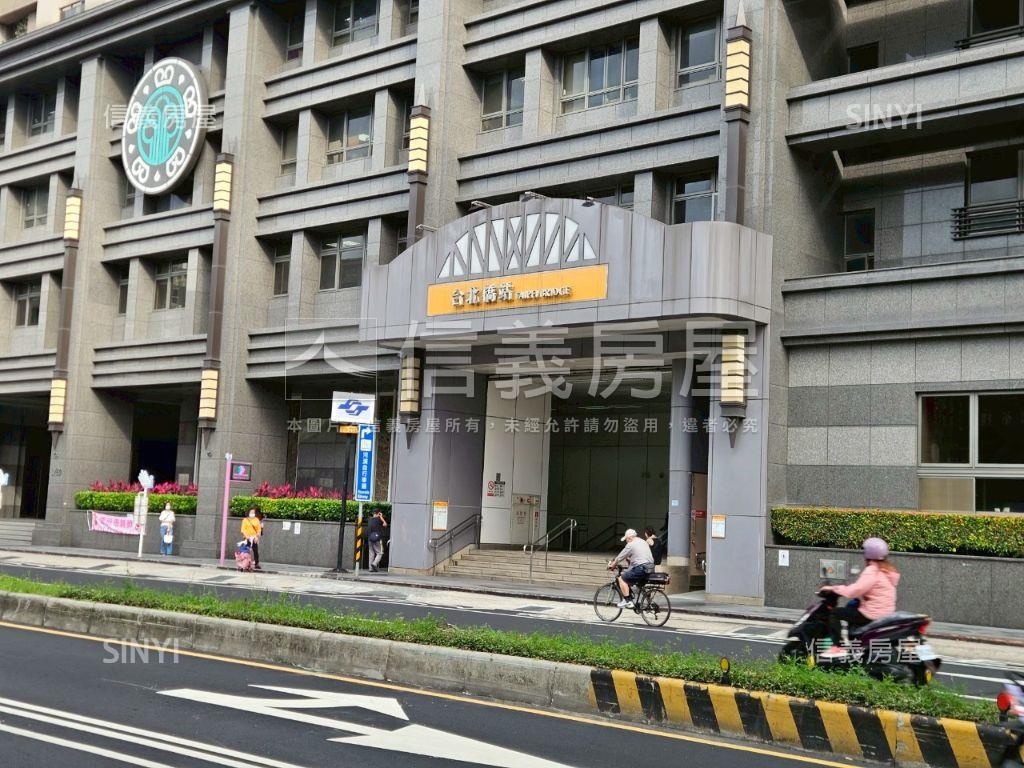 捷運精緻高樓三房車位房屋室內格局與周邊環境