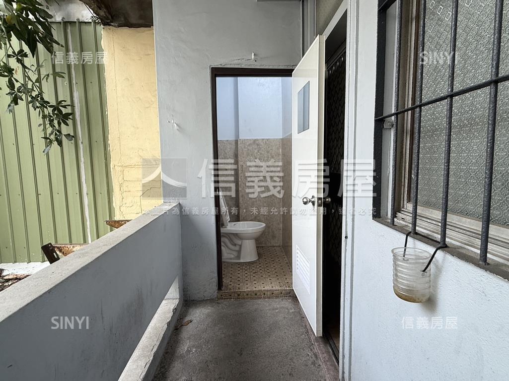 高雄火車站七賢正路店透房屋室內格局與周邊環境