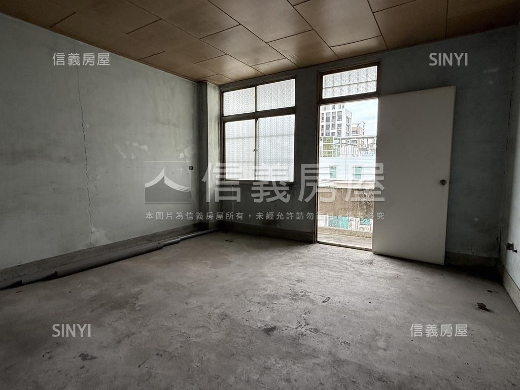 高雄火車站七賢正路店透房屋室內格局與周邊環境