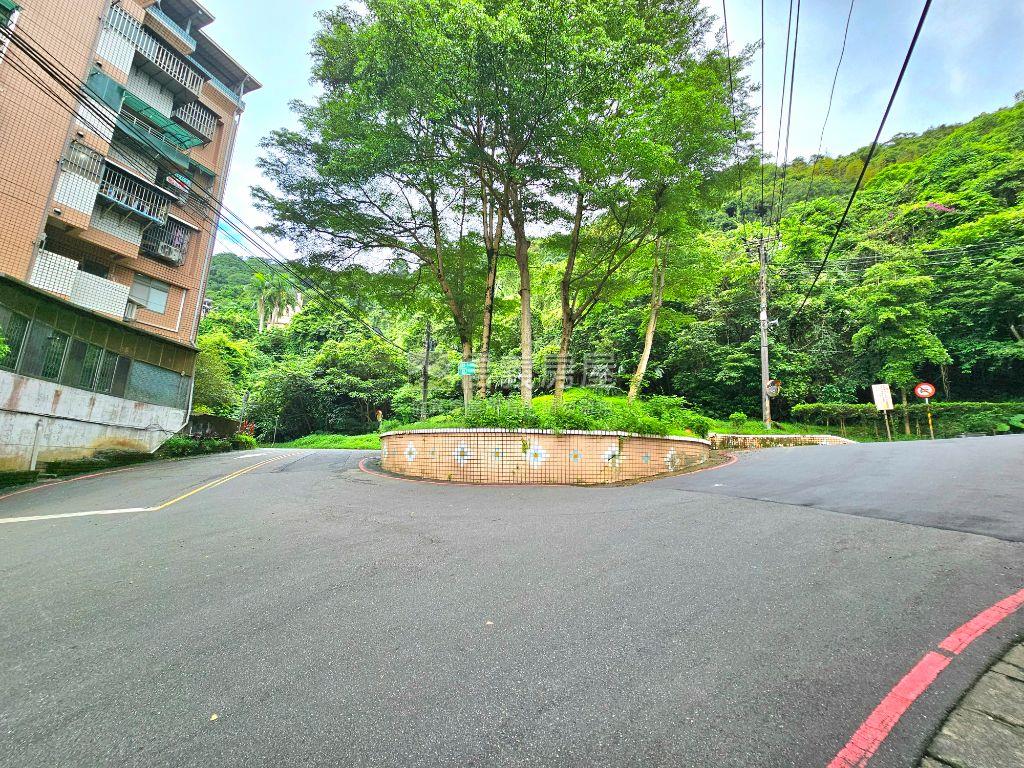 鳥語花香。一層一戶大三房房屋室內格局與周邊環境