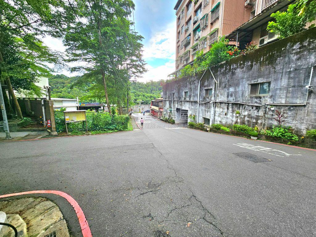 鳥語花香。一層一戶大三房房屋室內格局與周邊環境