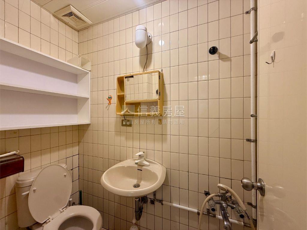 稀有方正二樓近捷運美寓房屋室內格局與周邊環境