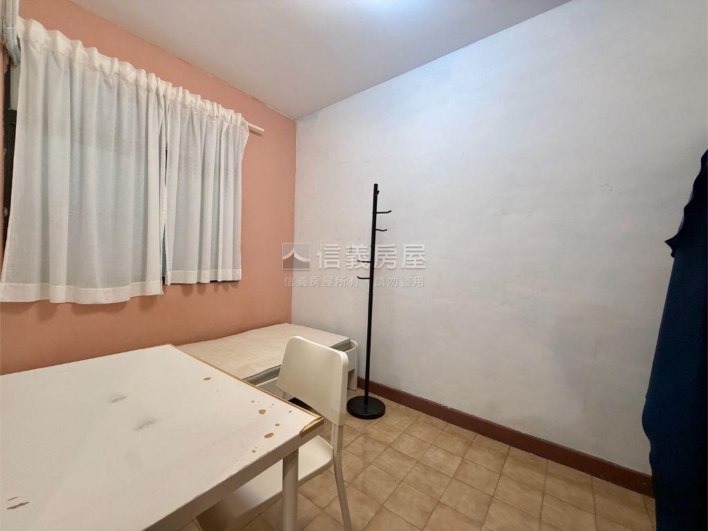 稀有方正二樓近捷運美寓房屋室內格局與周邊環境