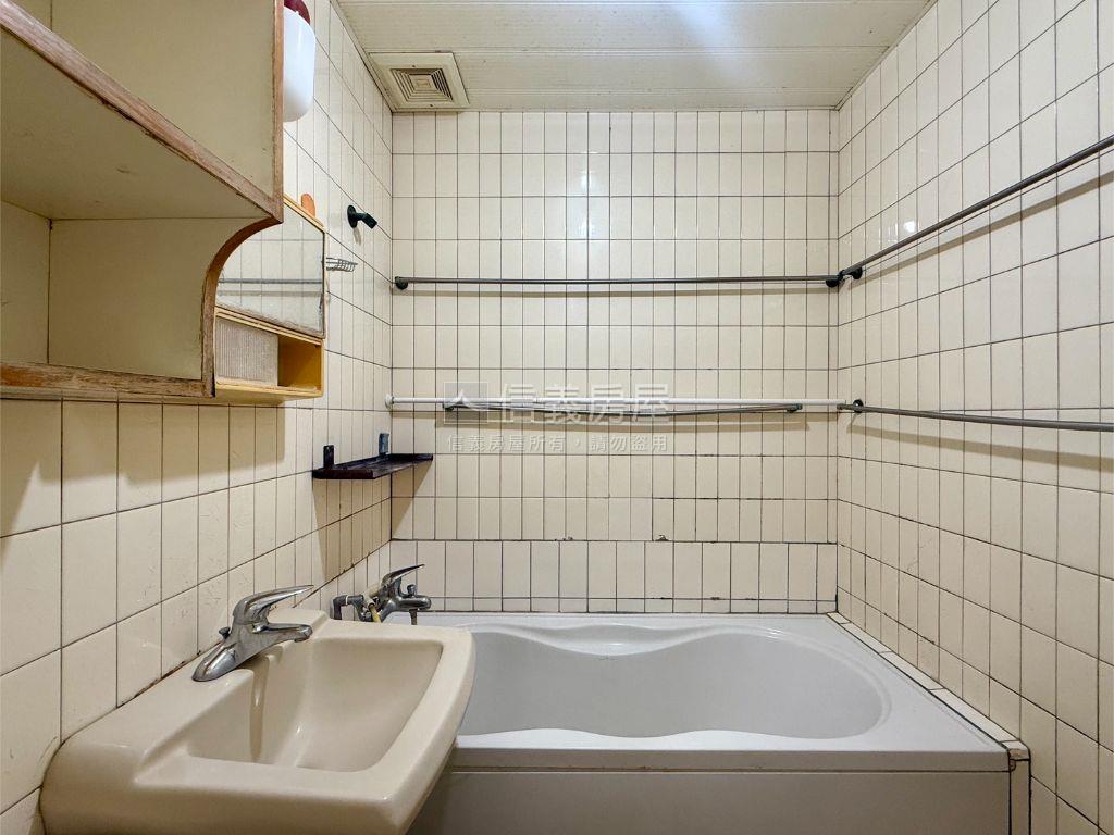 稀有方正二樓近捷運美寓房屋室內格局與周邊環境