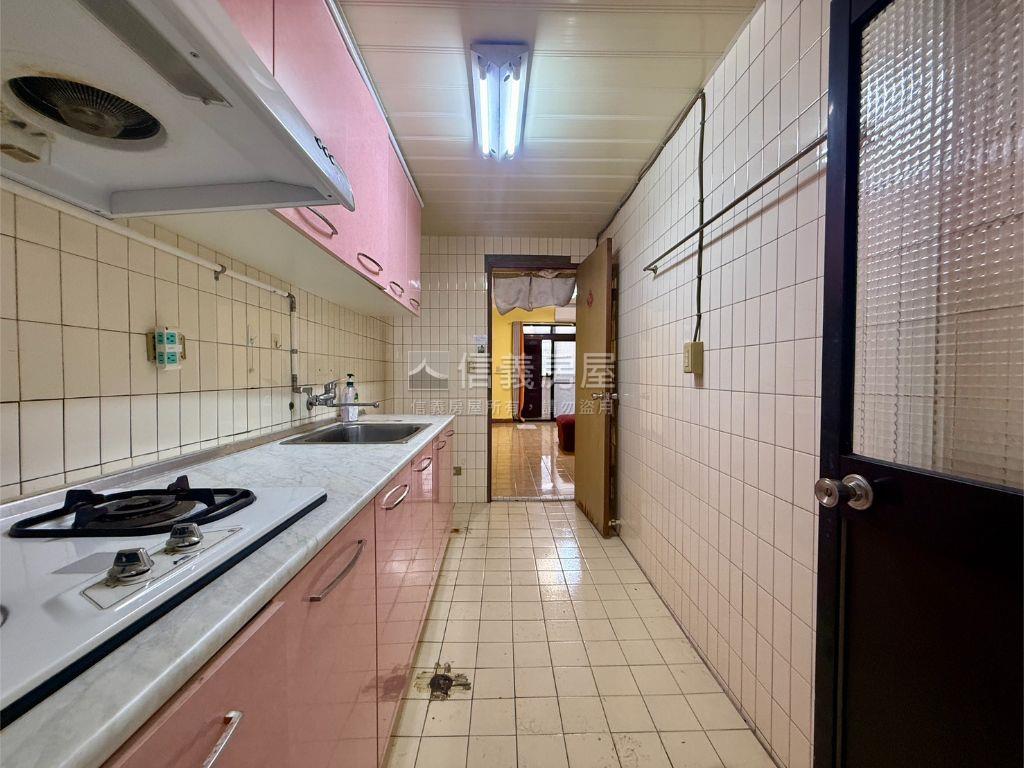 稀有方正二樓近捷運美寓房屋室內格局與周邊環境