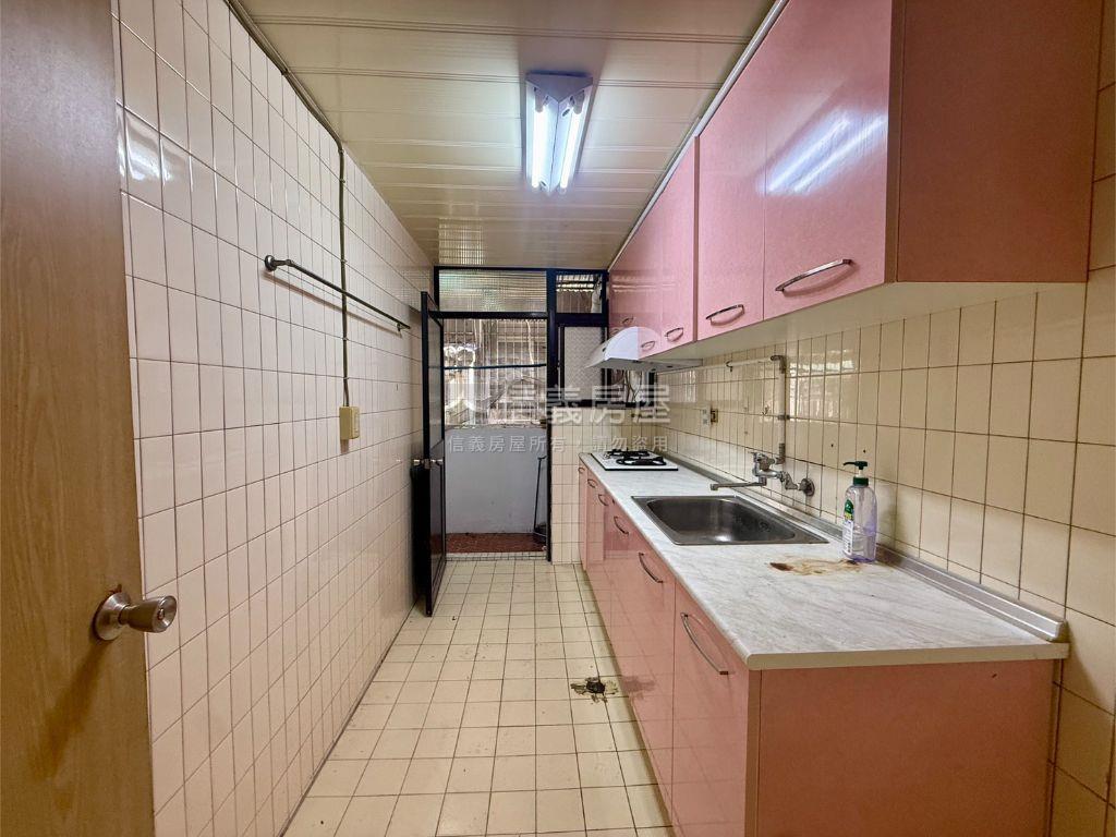 稀有方正二樓近捷運美寓房屋室內格局與周邊環境