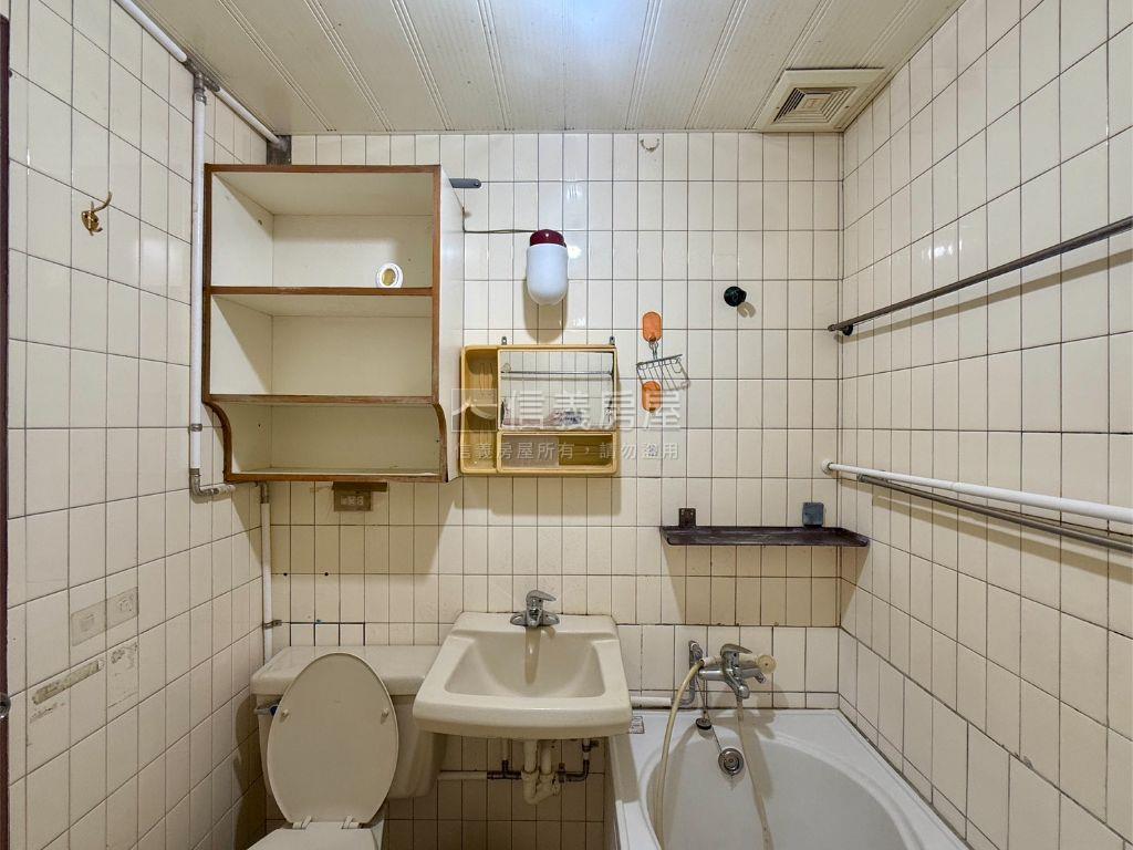 稀有方正二樓近捷運美寓房屋室內格局與周邊環境