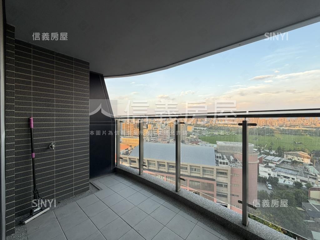總太拾光次頂樓三房雙平車房屋室內格局與周邊環境