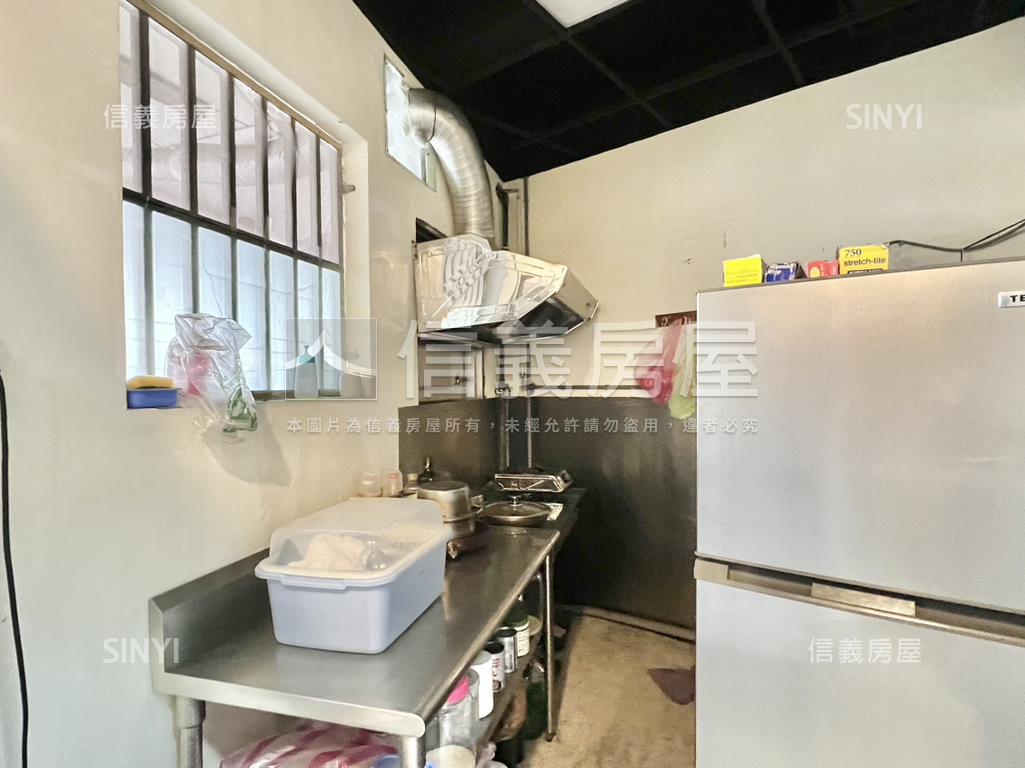 捷運賣場大馬路金店面房屋室內格局與周邊環境