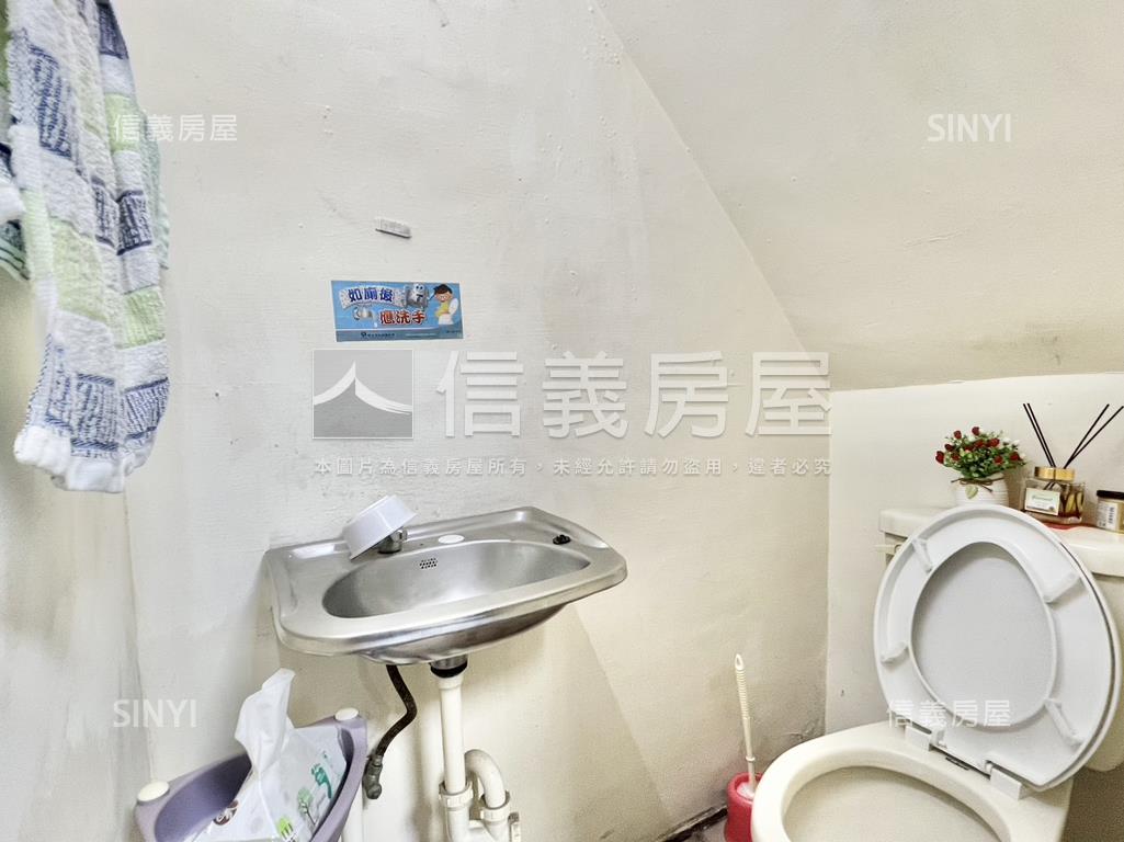 捷運賣場大馬路金店面房屋室內格局與周邊環境