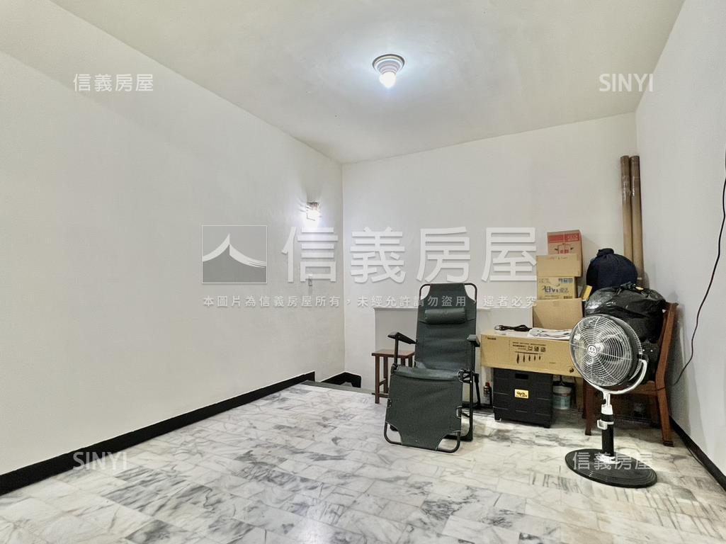 捷運賣場大馬路金店面房屋室內格局與周邊環境