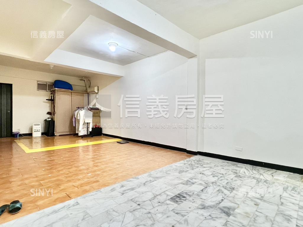 捷運賣場大馬路金店面房屋室內格局與周邊環境