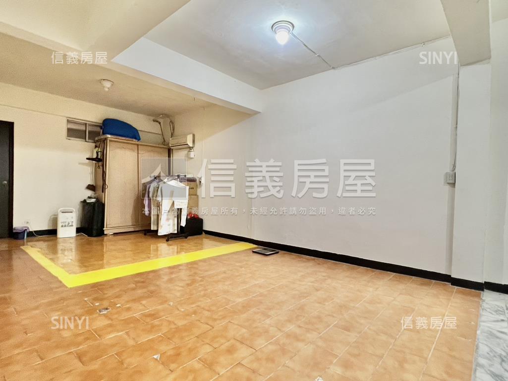 捷運賣場大馬路金店面房屋室內格局與周邊環境