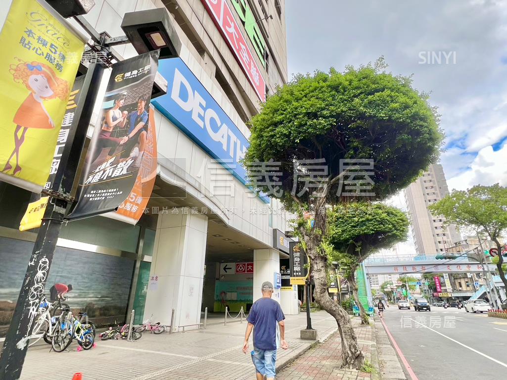 捷運賣場大馬路金店面房屋室內格局與周邊環境