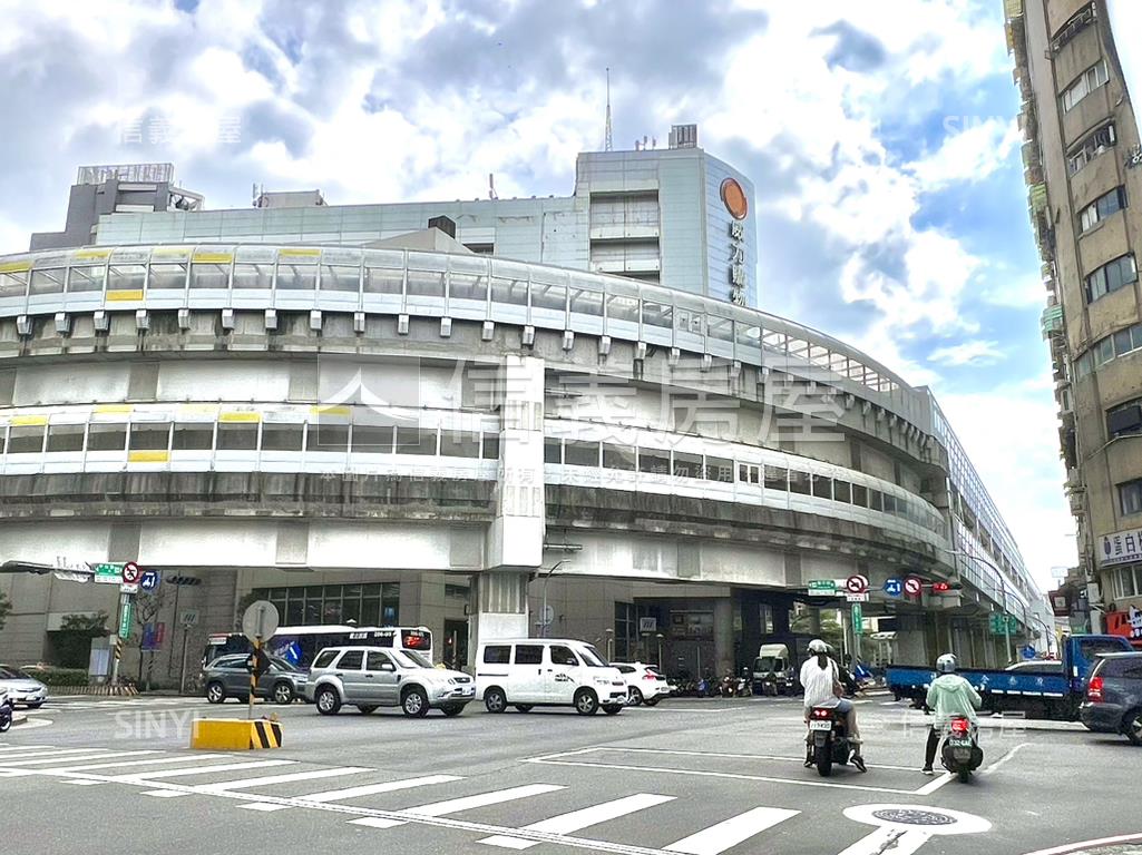 捷運賣場大馬路金店面房屋室內格局與周邊環境