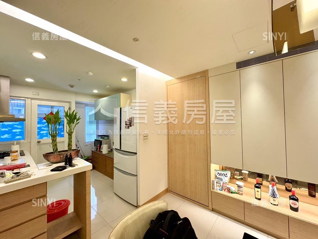 摩天鎮高樓帶平面車位房屋室內格局與周邊環境