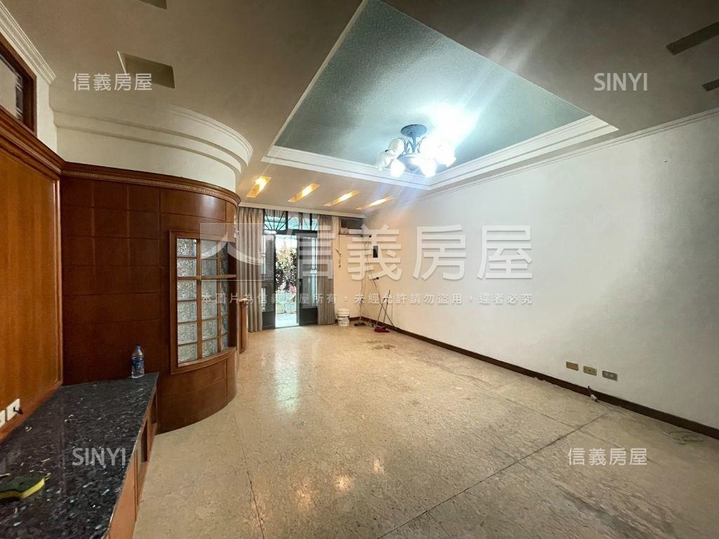 龍山靜心湖邊間大面寬透天房屋室內格局與周邊環境