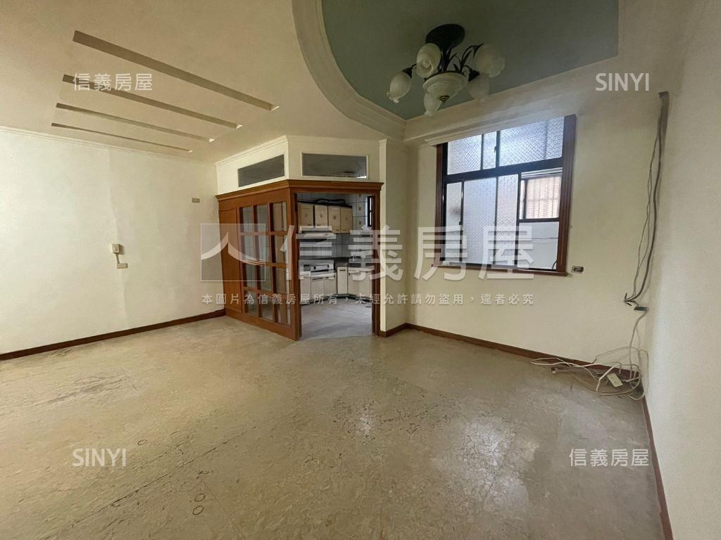 龍山靜心湖邊間大面寬透天房屋室內格局與周邊環境