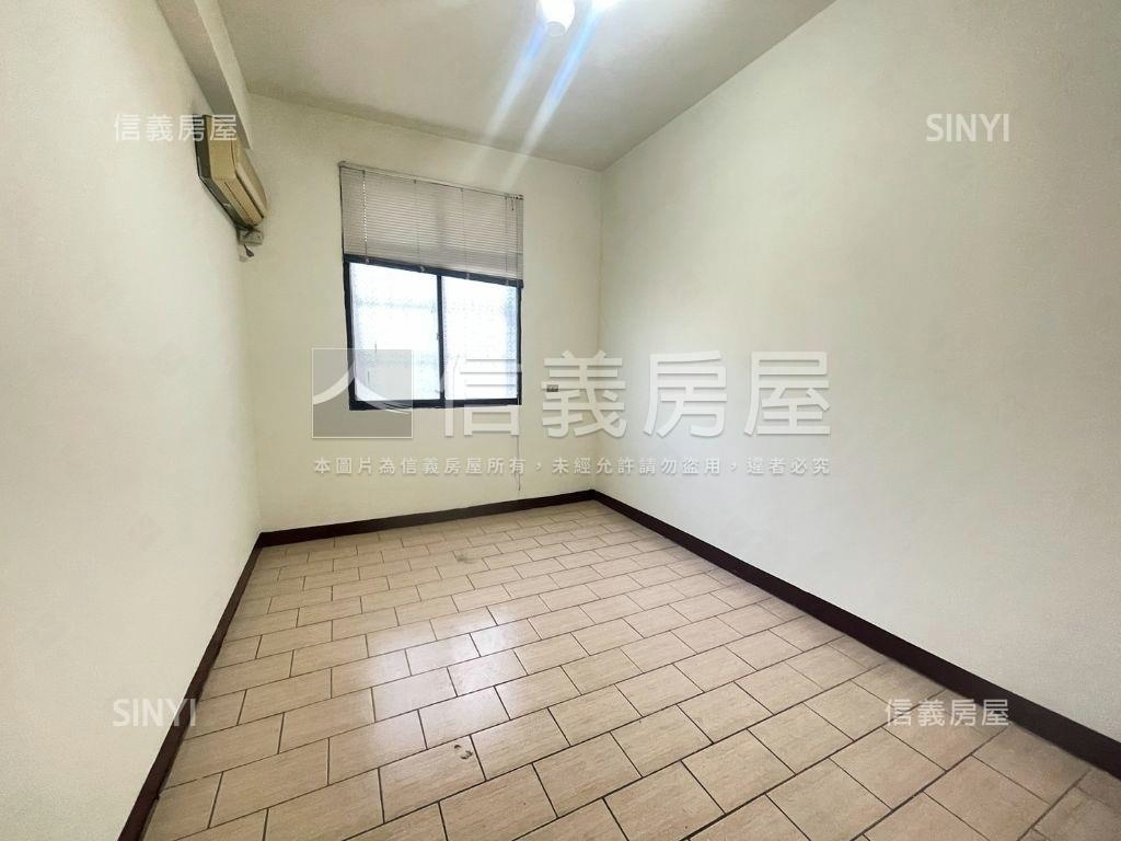 龍山靜心湖邊間大面寬透天房屋室內格局與周邊環境