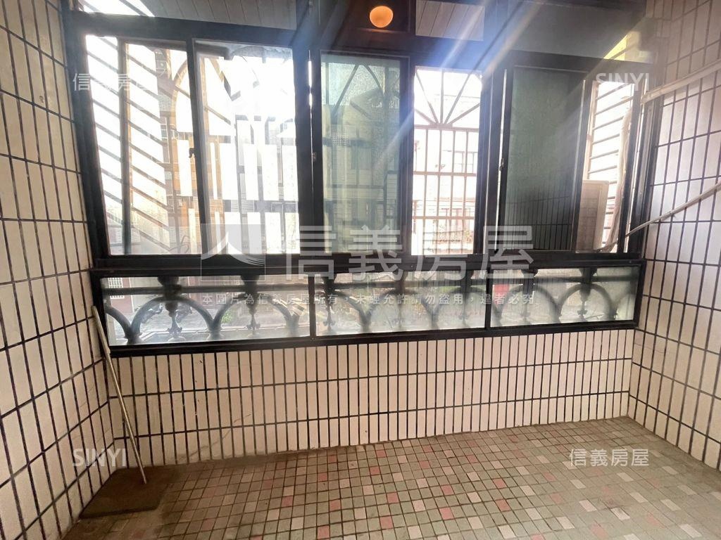 龍山靜心湖邊間大面寬透天房屋室內格局與周邊環境