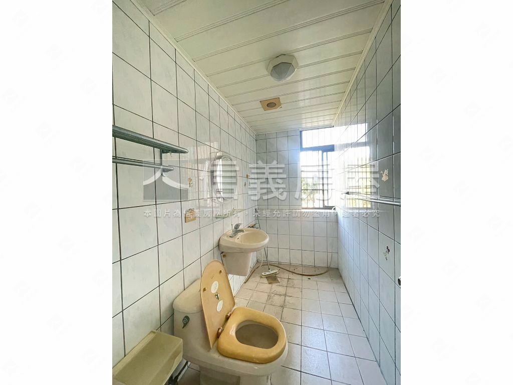 龍山靜心湖邊間大面寬透天房屋室內格局與周邊環境