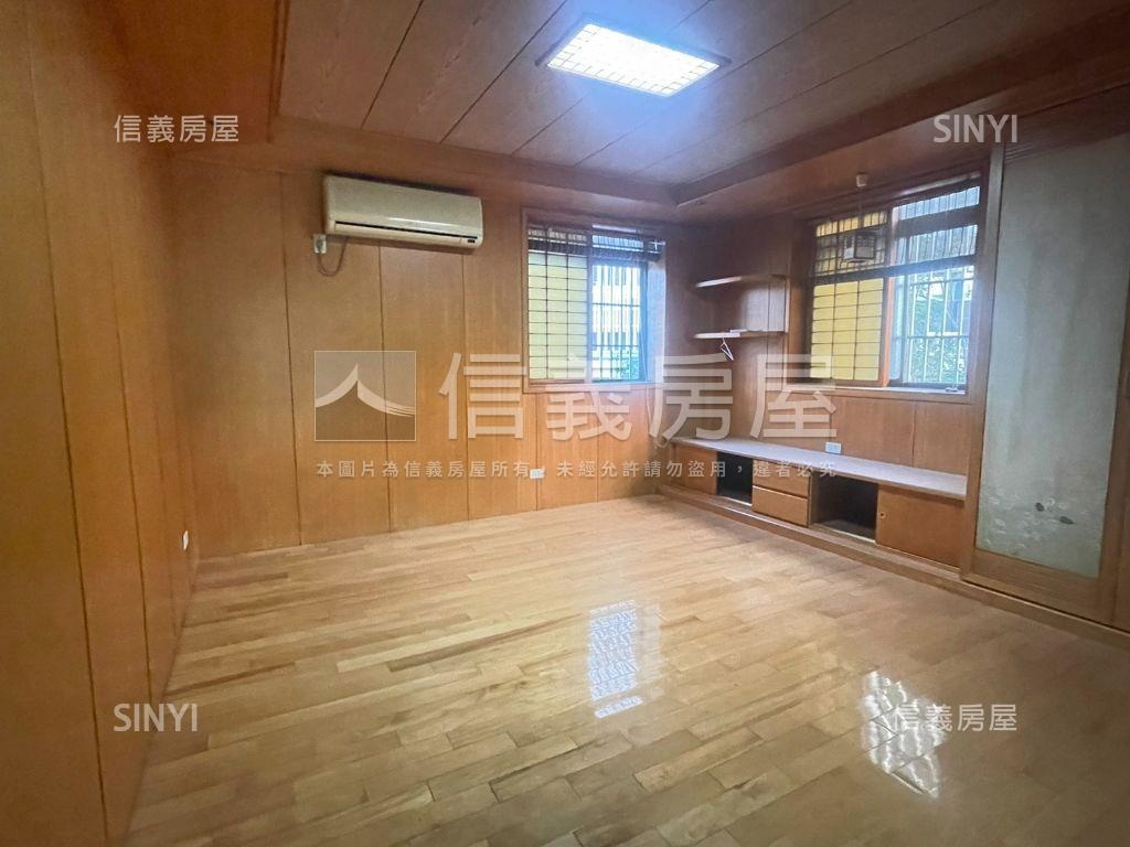 龍山靜心湖邊間大面寬透天房屋室內格局與周邊環境