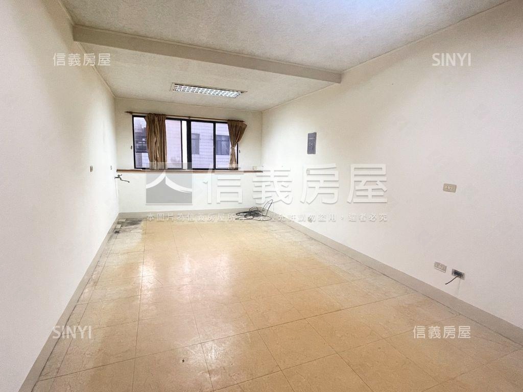 龍山靜心湖邊間大面寬透天房屋室內格局與周邊環境