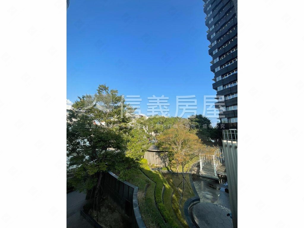 龍山靜心湖邊間大面寬透天房屋室內格局與周邊環境