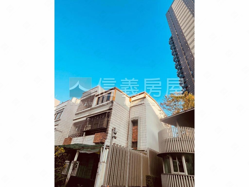 龍山靜心湖邊間大面寬透天房屋室內格局與周邊環境