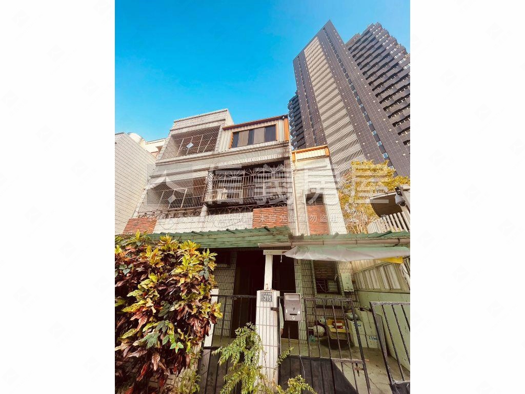 龍山靜心湖邊間大面寬透天房屋室內格局與周邊環境