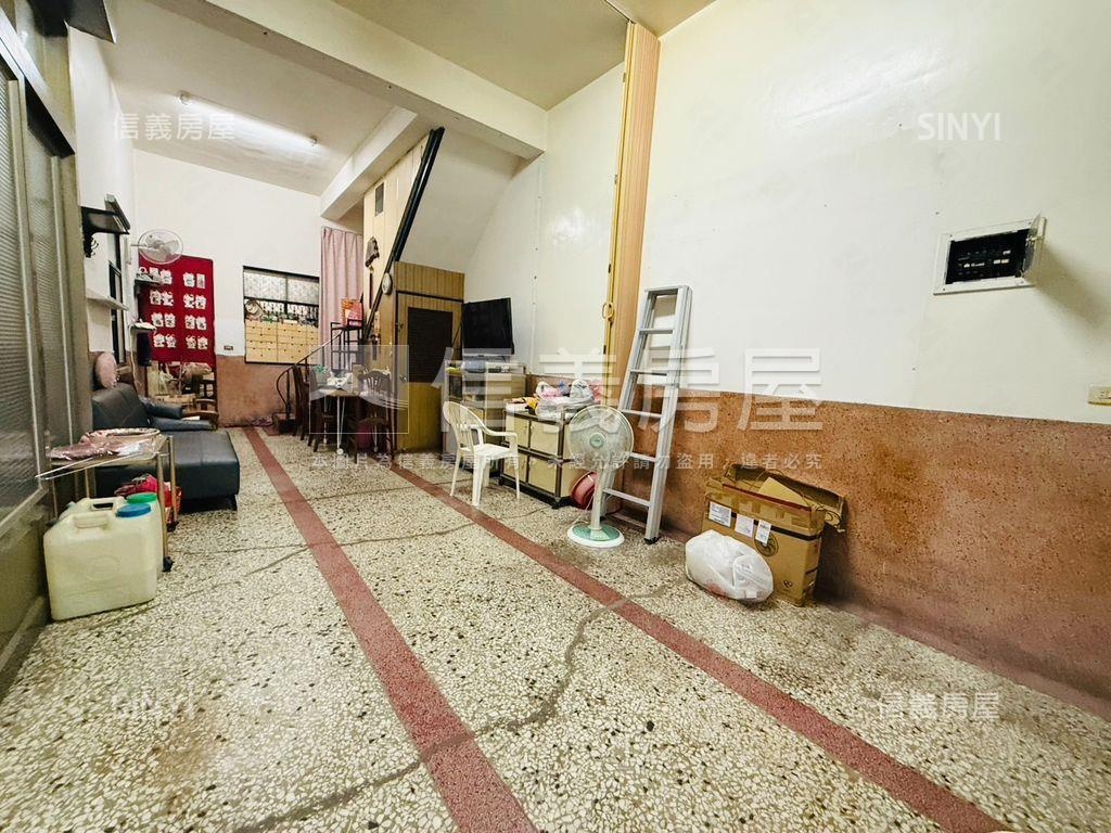 鳳山正街邊間採光稀有透天房屋室內格局與周邊環境