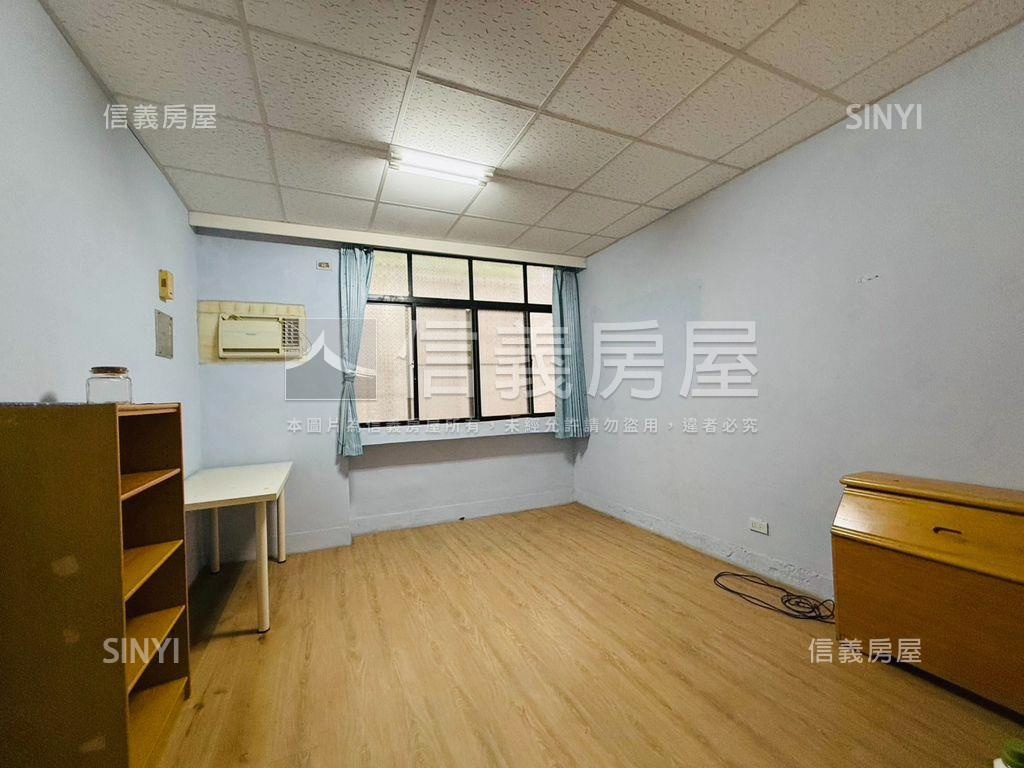 鳳山正街邊間採光稀有透天房屋室內格局與周邊環境