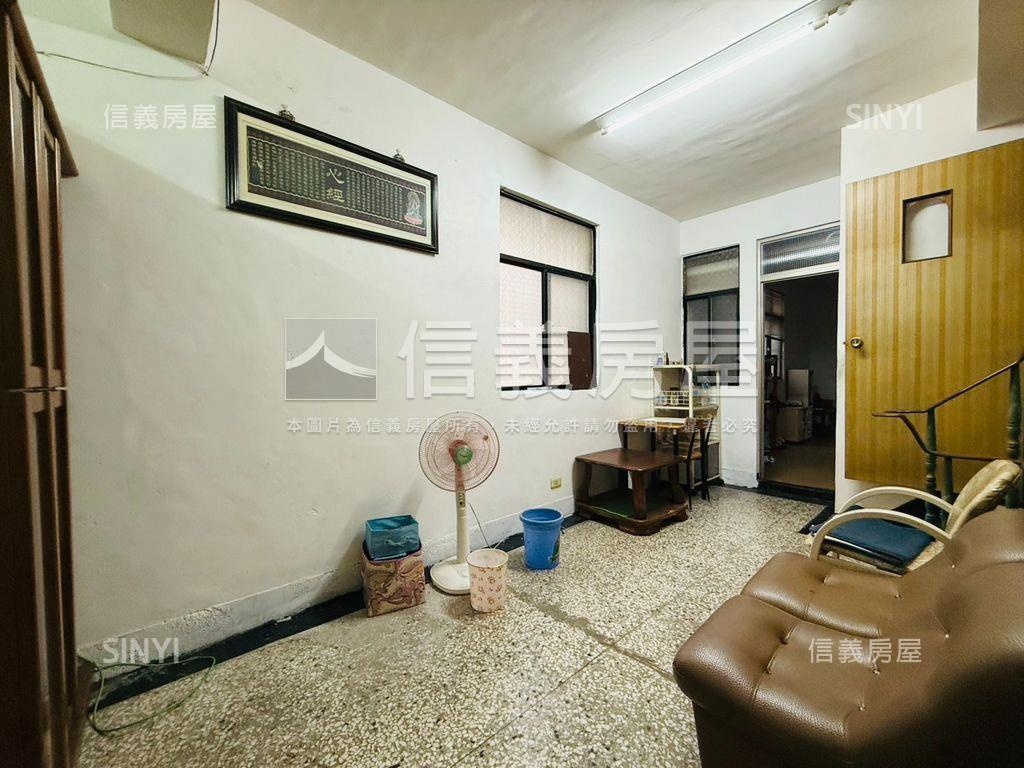 鳳山正街邊間採光稀有透天房屋室內格局與周邊環境