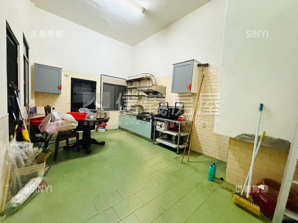 鳳山正街邊間採光稀有透天房屋室內格局與周邊環境