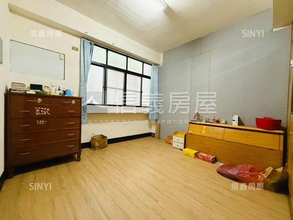 鳳山正街邊間採光稀有透天房屋室內格局與周邊環境