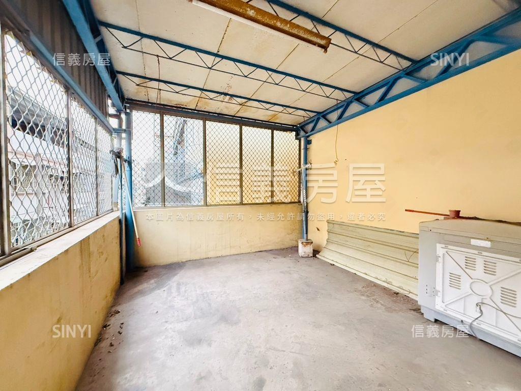 鳳山正街邊間採光稀有透天房屋室內格局與周邊環境