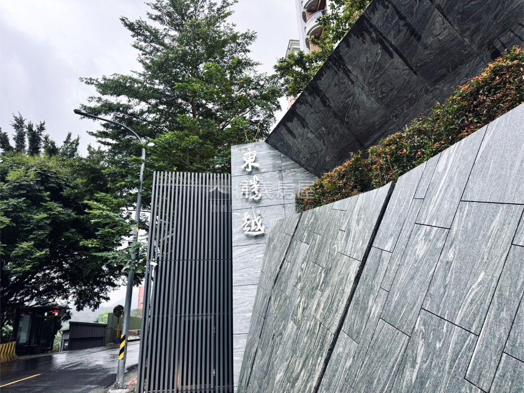 專任東騰越湯泉霸景豪邸房屋室內格局與周邊環境