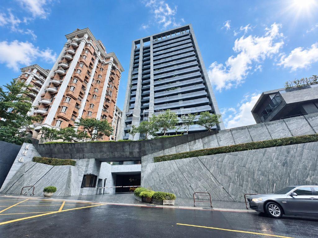 專任東騰越湯泉霸景豪邸房屋室內格局與周邊環境