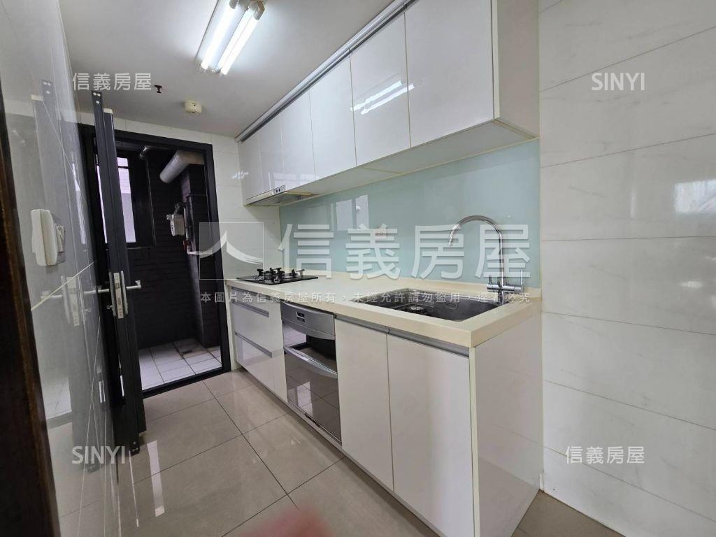 河美御景景觀四房車位房屋室內格局與周邊環境